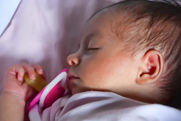 Newborn Baby Girl Sleeping Her Crib — Stock Photo, Image