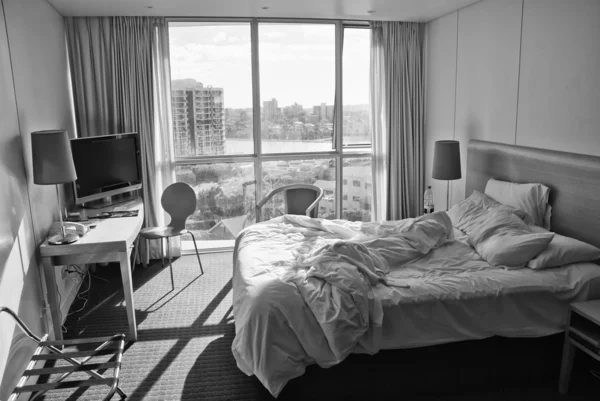 酒店卧室 反悔的床和城市景观 澳大利亚 — 图库照片