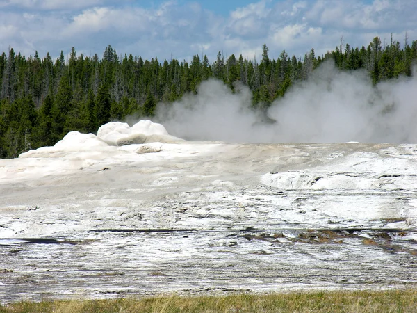 Híres Old Faithful Gejzír Yellowstone Nemzeti Parkban — Stock Fotó