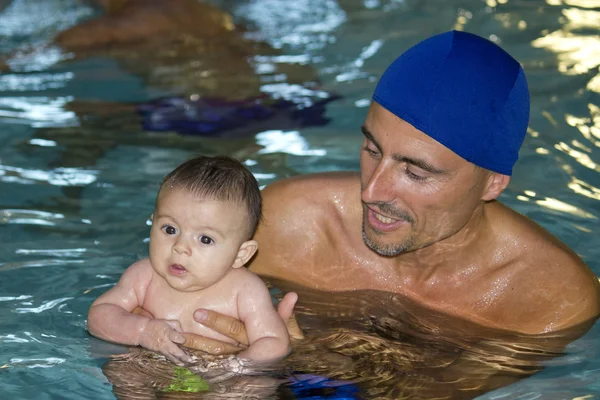 Vader Dochter Genietend Van Swimming Pool Italië — Stockfoto