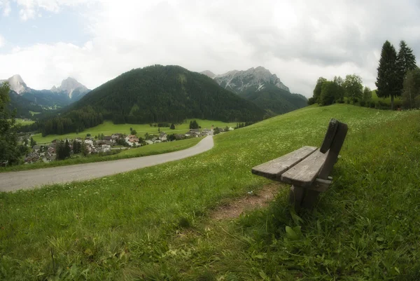 Bank op de bergen van de Dolomieten, Italië — Stockfoto