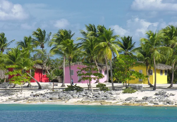 Case piccole e colorate sulla costa di Santo Domingo — Foto Stock