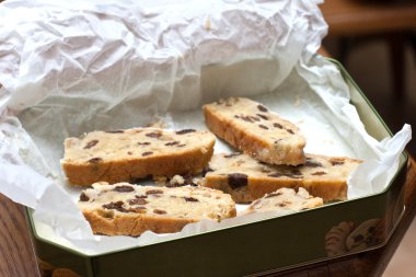 stollen yeşil kurabiye kutusundaki dilim