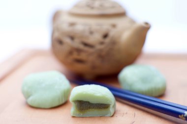 çaydanlık ve Japon mochi tatlı