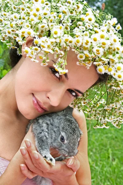 Портрет Молодой Женщины Маленьким Кроликом — стоковое фото