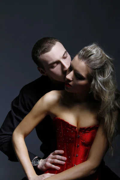 Homem beijando mulher em seu pescoço — Fotografia de Stock