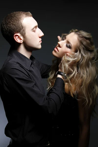 Pohledný muž se líbat, krásná žena — Stock fotografie