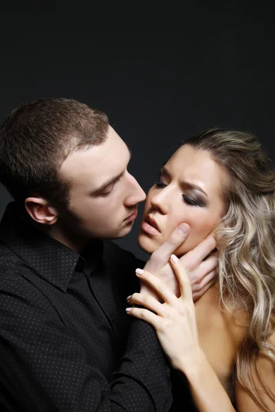 Όμορφος άνθρωπος είναι έτοιμος να φιλήσει μια όμορφη γυναίκα — Φωτογραφία Αρχείου