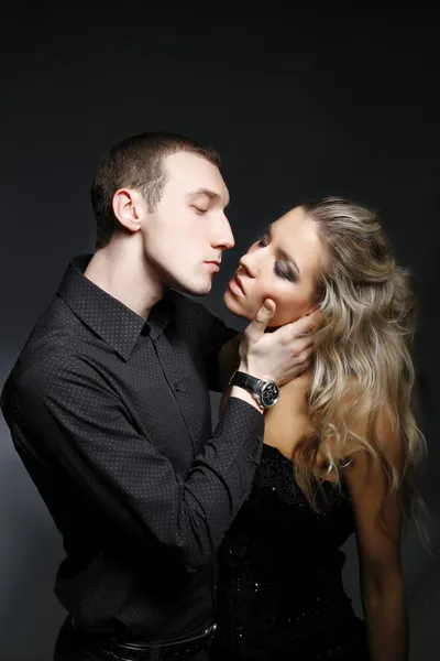 Un bell'uomo sta per baciare una bella donna — Foto Stock
