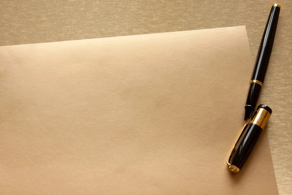 ゴールデン背景上のペン — ストック写真