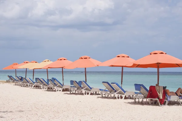Strand napernyővel és állítható támlájú székek — Stock Fotó