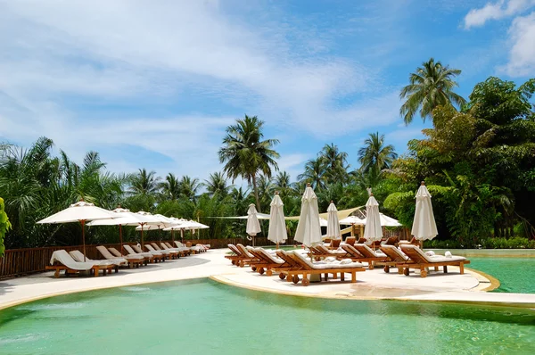Piscina en el hotel de lujo, Phuket, Tailandia — Foto de Stock