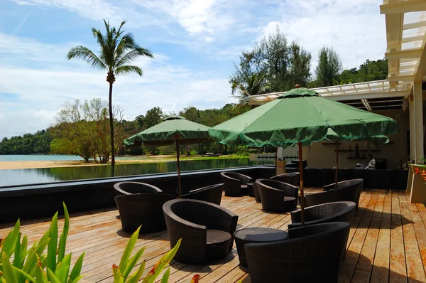 Restaurante al aire libre en el hotel de lujo, Phuket, Tailandia — Foto de Stock