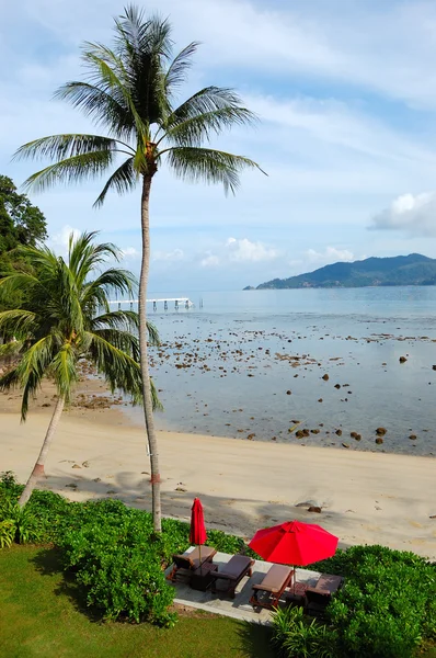 Playa de Patong en el hotel de lujo, Phuket, Tailandia — Foto de Stock