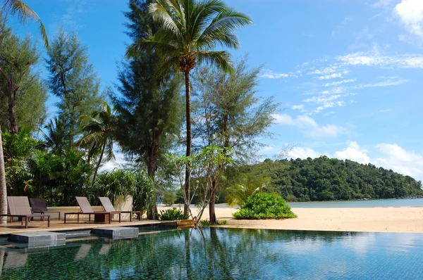 游泳池在海滩的豪华酒店，普吉岛，泰国 — 图库照片