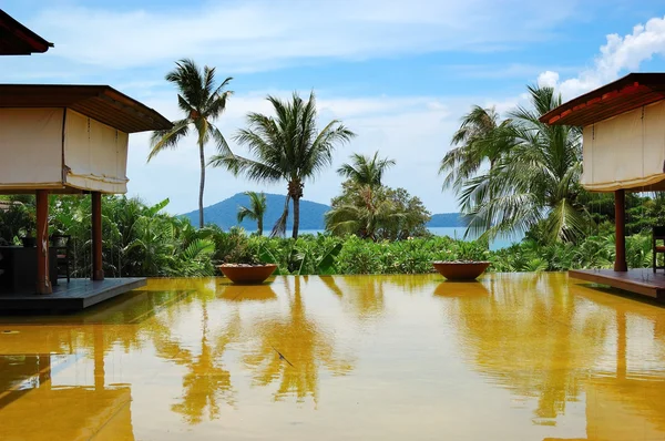 Lounge piscina vista área no hotel de luxo, Phuket, Tailândia — Fotografia de Stock