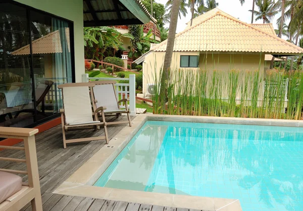 Zwembad op de luxevilla, phuket, thailand — Stockfoto