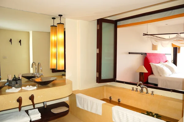 Intérieur moderne de la salle de bain de la villa de luxe, Phuket, Thaïlande — Photo