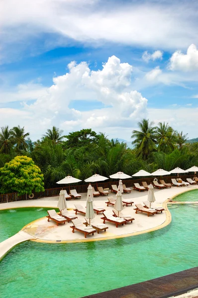 Piscina en el hotel de lujo, Phuket, Tailandia —  Fotos de Stock
