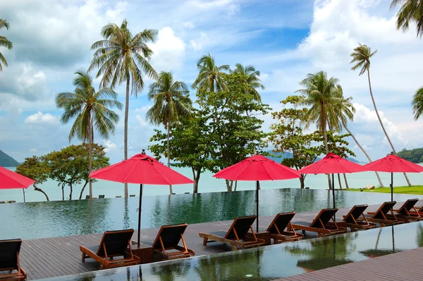 Infinity swimming pool at the luxury hotel, Phuket, Thailand — Stock Photo, Image