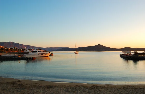 Plaży, luksusowy hotel z jachtów w rano światło słoneczne, Kreta, gr — Zdjęcie stockowe
