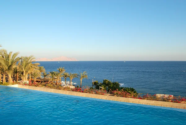 Pohled od bazénu s jacuzzi na Rudé moře a ostrov tiran — Stock fotografie