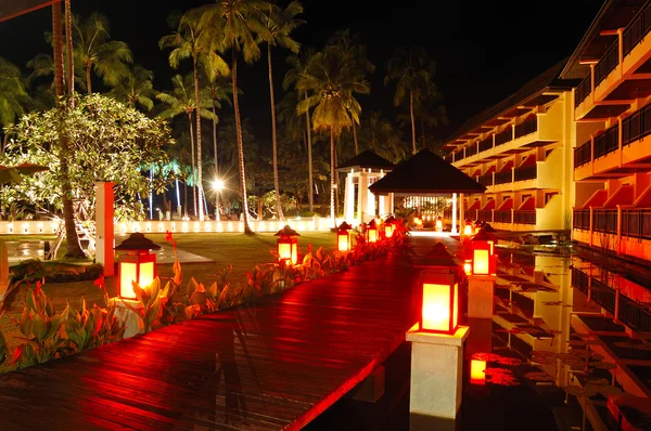 Zona de relajación iluminada de hotel de lujo, isla de Koh Chang, T —  Fotos de Stock