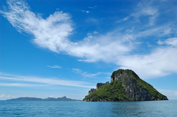 A ilha e a paisagem nublada perto da ilha Phi Phi, Tailândia — Fotografia de Stock