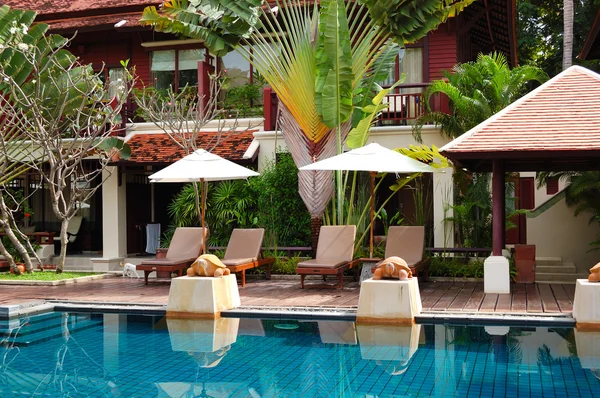 Zwembad op moderne luxevilla, eiland van samui, thailand — Stockfoto