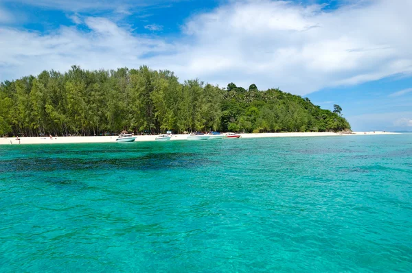 Playa con lanchas a motor en aguas turquesas del Océano Índico, Phi P —  Fotos de Stock