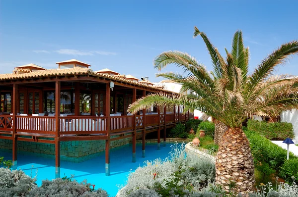 Restaurante ao ar livre e piscina no hotel de luxo, Creta, Gr — Fotografia de Stock