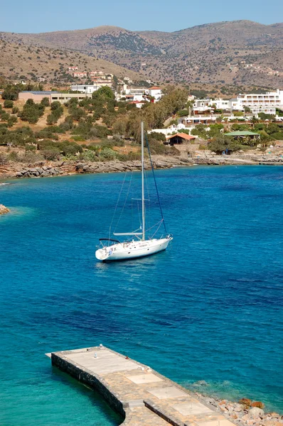 Yacht at the beach of luxury hotel, Crete, Greece — Stock Photo, Image