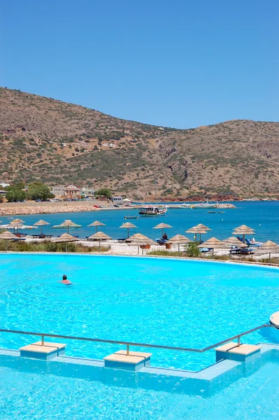 La piscina e la spiaggia, Creta, Grecia — Foto Stock
