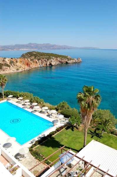 Zwembad aan het strand van luxe hotel, Kreta, Griekenland — Stockfoto