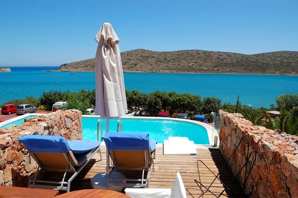 Zwembad door luxe villa, Kreta, Griekenland — Stockfoto