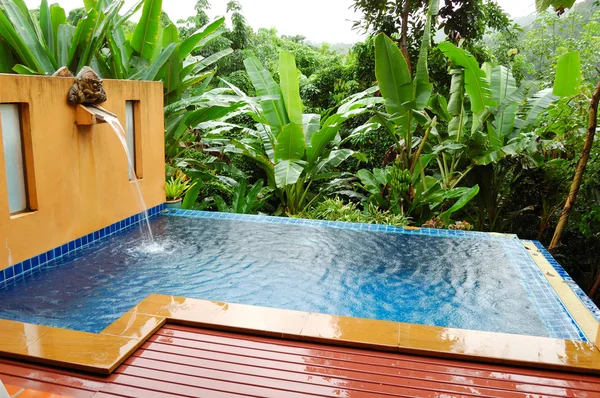 Whirlpool im Freien in der Luxusvilla, Koh Chang, Thailand — Stockfoto