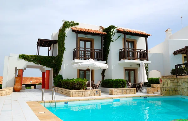 Modern luxury villa with swimming pool at luxury hotel, Crete, G — Stock Photo, Image