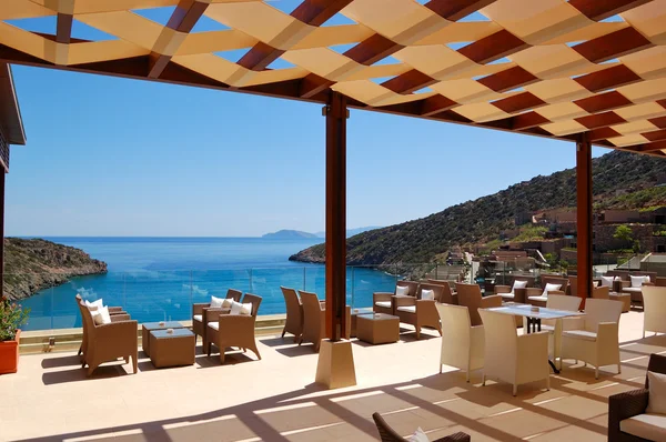 Sillas en la zona de relajación vista al mar de hotel de lujo, Creta, Greec — Foto de Stock
