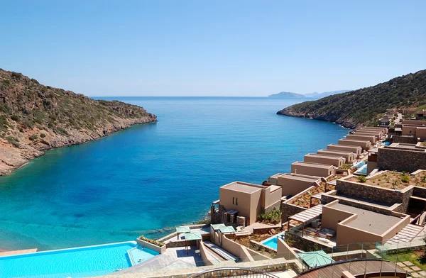 Bazén s výhledem na moře na luxusní hotel, Kréta, Řecko — Stock fotografie