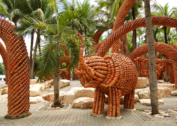 La sculpture d'éléphant faite à partir des pots — Photo