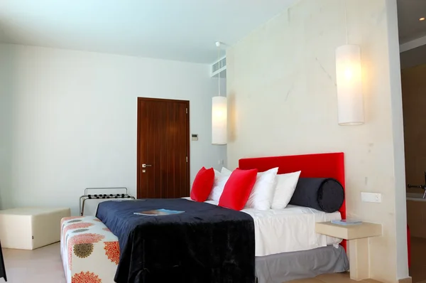 La camera da letto in appartamento di lusso di hotel moderno, Creta, Grecia — Foto Stock