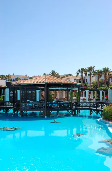 Ristorante all'aperto e piscina in hotel di lusso, Creta, Gr — Foto Stock