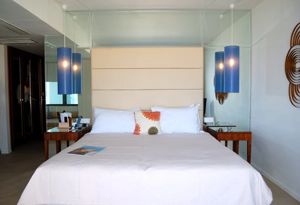 De slaapkamer in luxe appartement van modern hotel, Kreta, Griekenland — Stockfoto