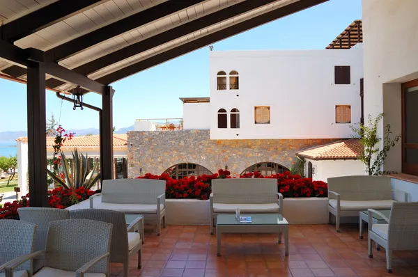 Zee uitzicht ontspanningsruimte van luxe hotel, Kreta, Griekenland — Stockfoto
