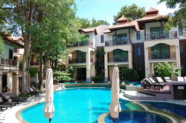 Medence, a népszerű hotel, pattaya, Thaiföld — Stock Fotó