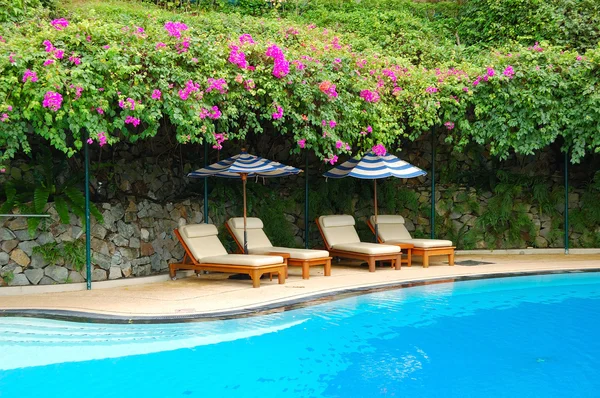 游泳池在豪华的酒店，普吉岛，泰国 — 图库照片
