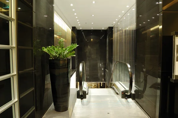 自动扶梯在豪华酒店室内设计的夜间照明、 炜钧 — 图库照片