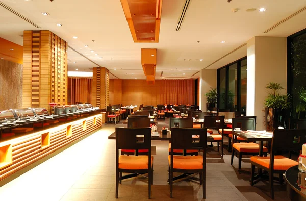 Современный интерьер ресторана с ночной подсветкой, Паттайя, Тайл — стоковое фото