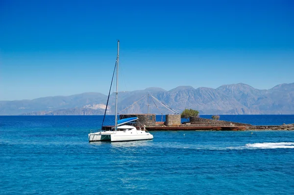 Turkusowe wody Morza Egejskiego i luksusowy jacht, crete, Grecja — Zdjęcie stockowe