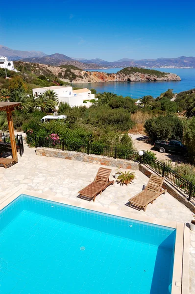 Piscina en la villa de lujo, Creta, Grecia — Foto de Stock